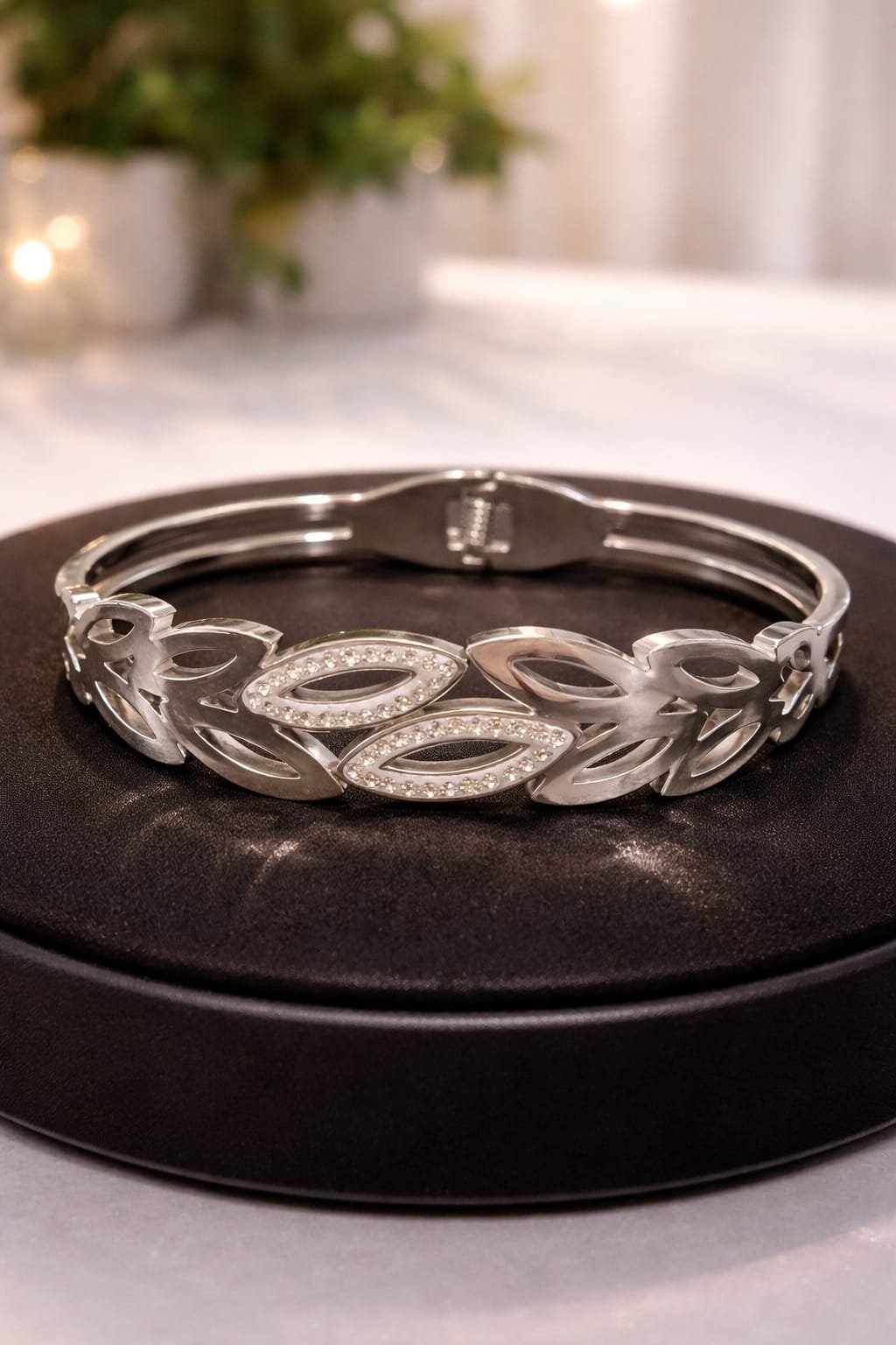 Elegant Leaf-Design Bracelet – Premium Zircon Stone Bangle - Image 3